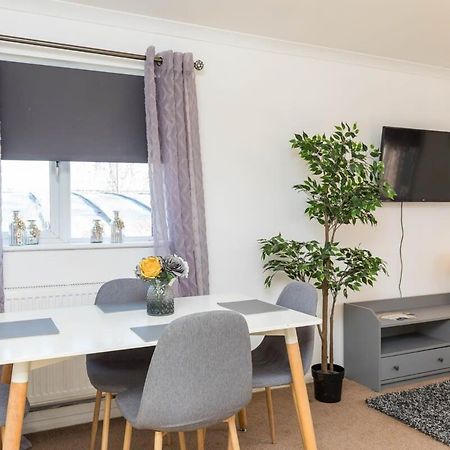 Villa 19A The Broadwalk - Cozy 1Br In The Heart Of Crawley Near Gatwick Airport Great For Contractors And Flight Crew Students Extérieur photo