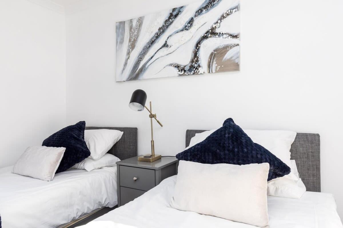 Villa 19A The Broadwalk - Cozy 1Br In The Heart Of Crawley Near Gatwick Airport Great For Contractors And Flight Crew Students Extérieur photo