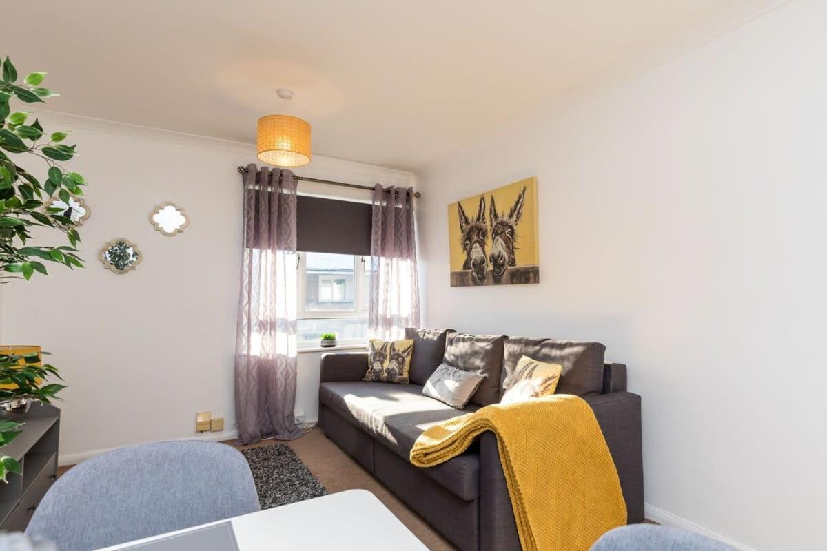 Villa 19A The Broadwalk - Cozy 1Br In The Heart Of Crawley Near Gatwick Airport Great For Contractors And Flight Crew Students Extérieur photo