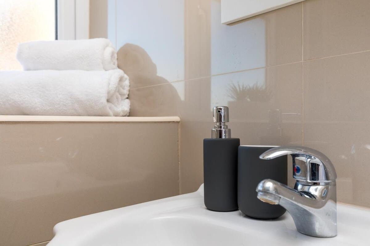 Villa 19A The Broadwalk - Cozy 1Br In The Heart Of Crawley Near Gatwick Airport Great For Contractors And Flight Crew Students Extérieur photo