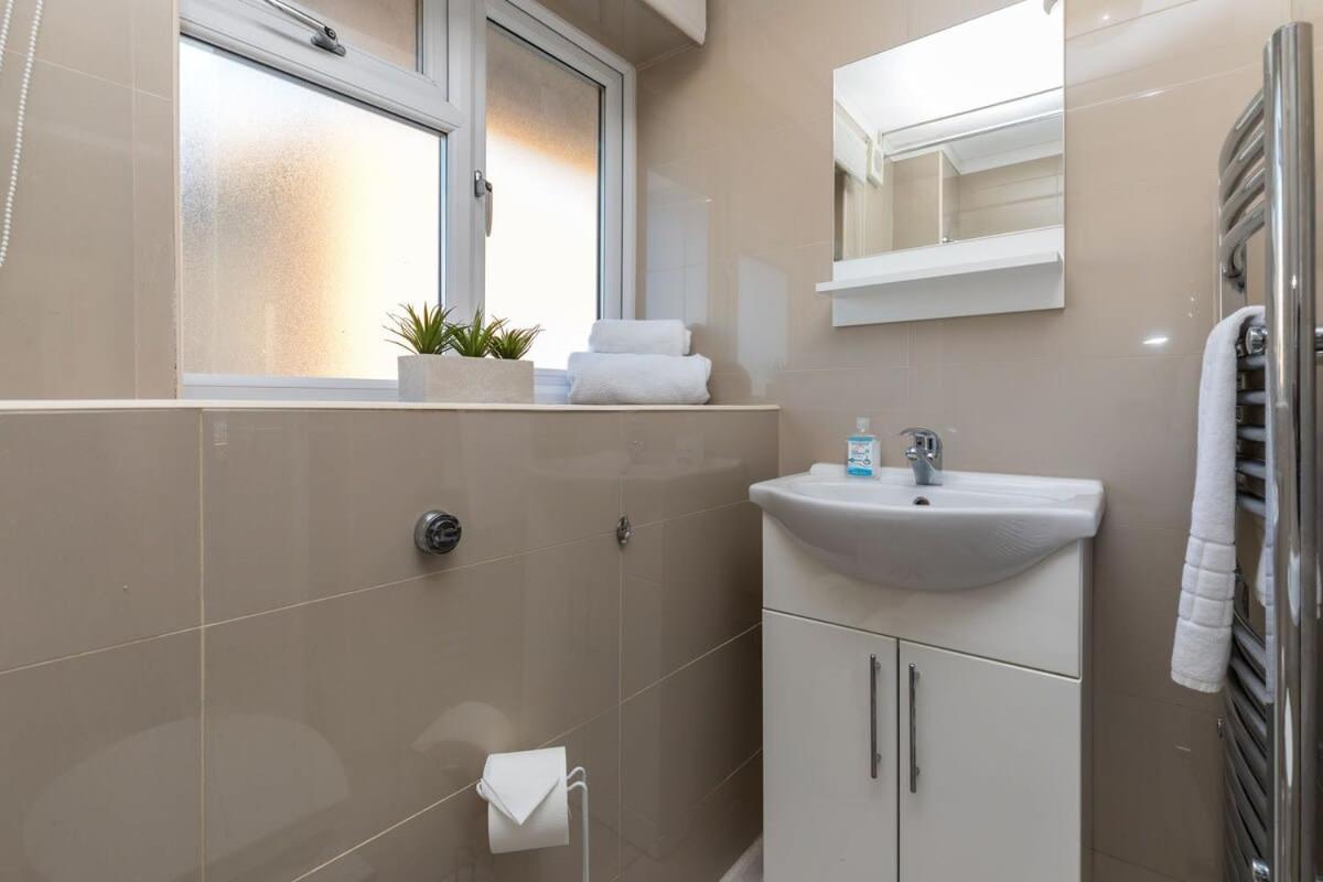 Villa 19A The Broadwalk - Cozy 1Br In The Heart Of Crawley Near Gatwick Airport Great For Contractors And Flight Crew Students Extérieur photo