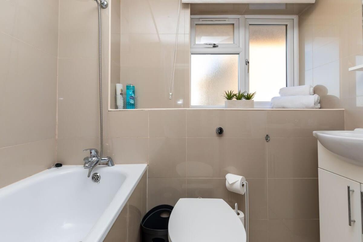 Villa 19A The Broadwalk - Cozy 1Br In The Heart Of Crawley Near Gatwick Airport Great For Contractors And Flight Crew Students Extérieur photo