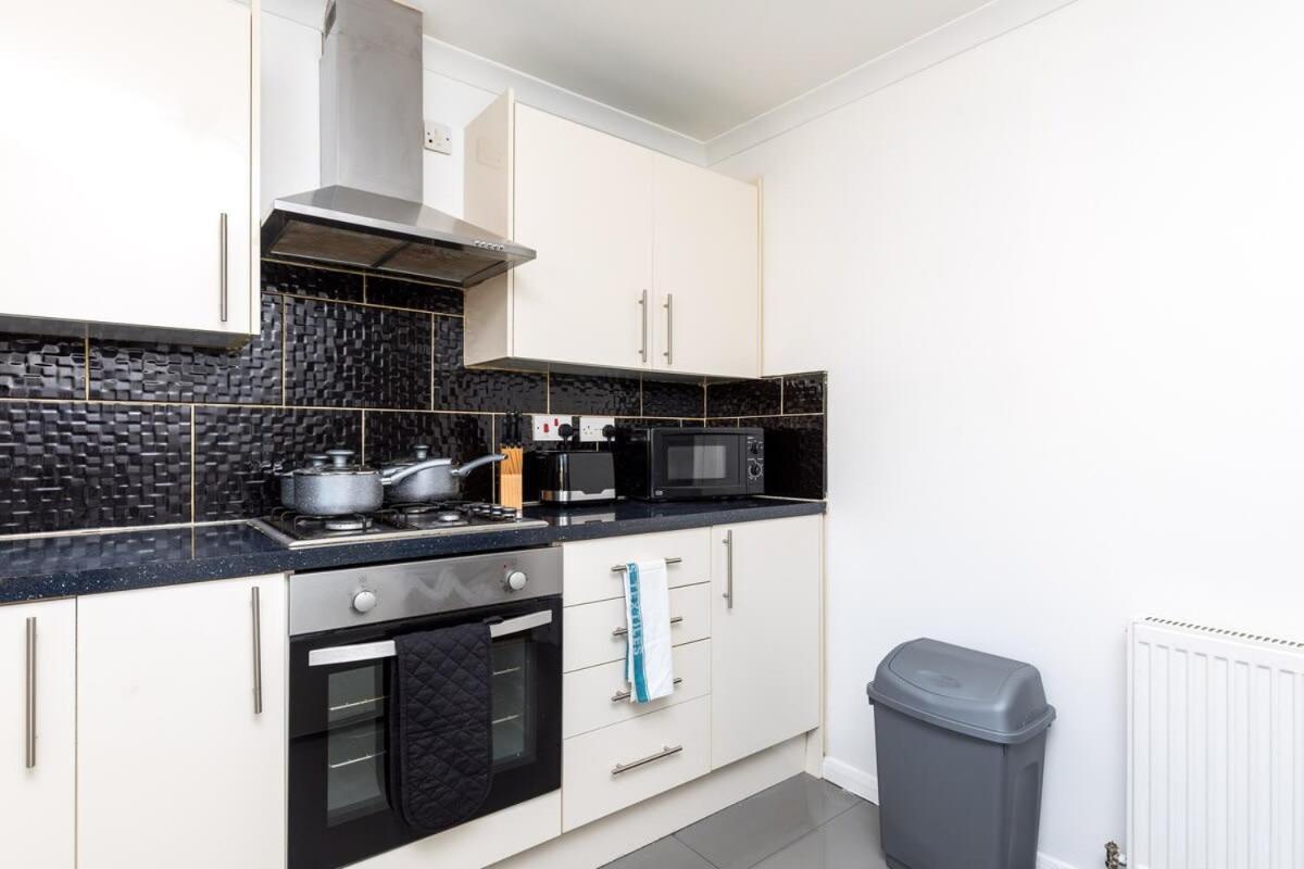 Villa 19A The Broadwalk - Cozy 1Br In The Heart Of Crawley Near Gatwick Airport Great For Contractors And Flight Crew Students Extérieur photo