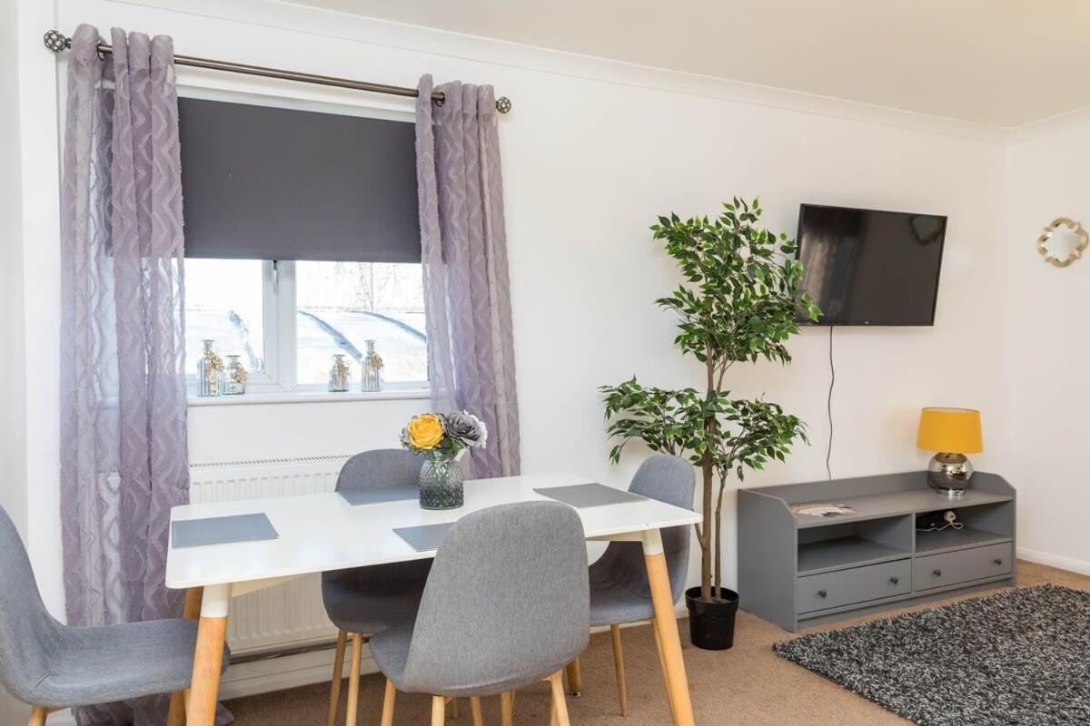Villa 19A The Broadwalk - Cozy 1Br In The Heart Of Crawley Near Gatwick Airport Great For Contractors And Flight Crew Students Extérieur photo