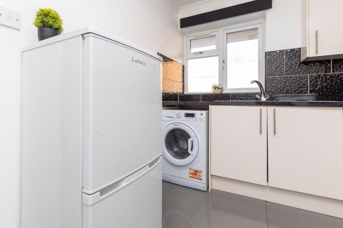 Villa 19A The Broadwalk - Cozy 1Br In The Heart Of Crawley Near Gatwick Airport Great For Contractors And Flight Crew Students Extérieur photo